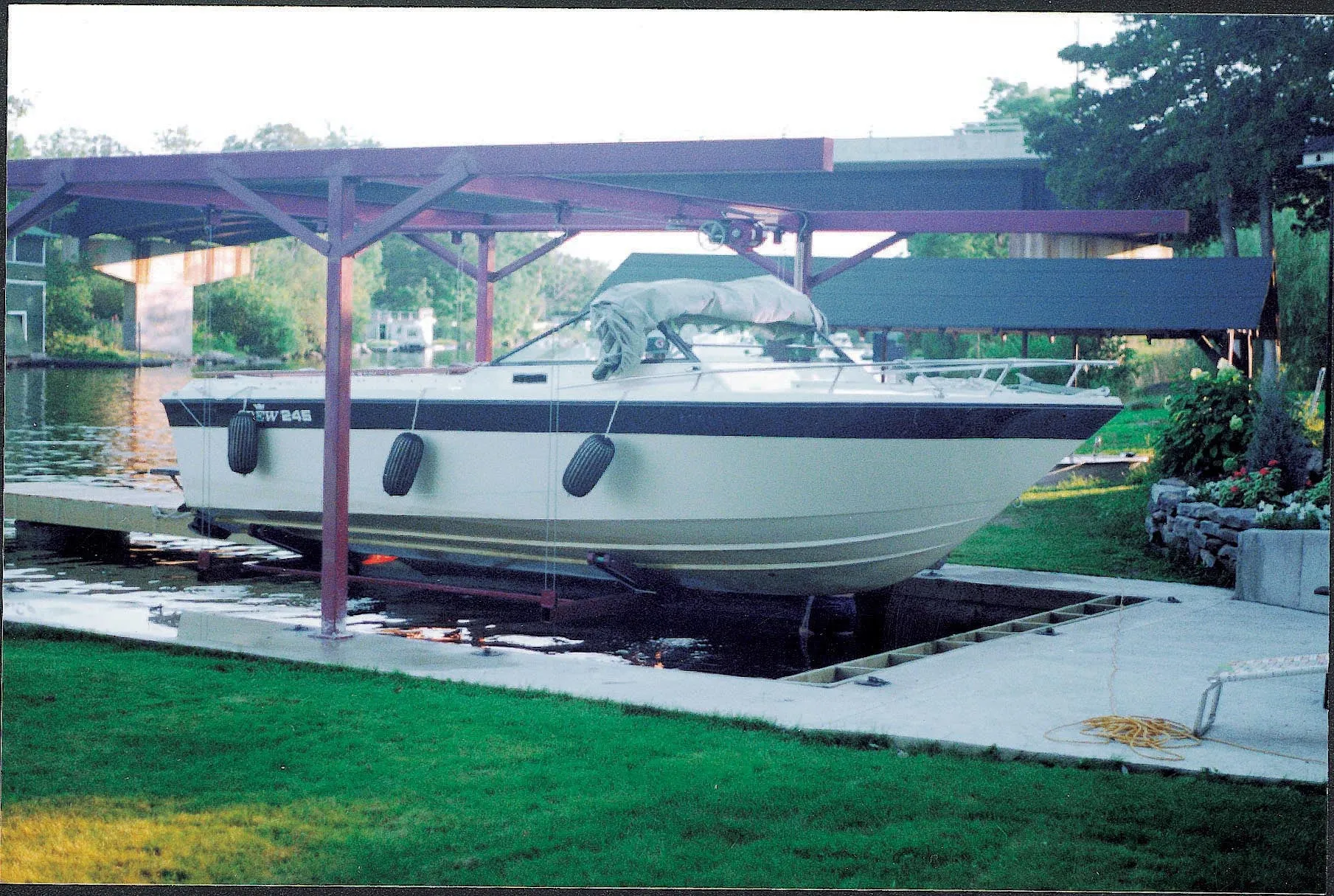 Wet Slip Boat Lifts GS200
